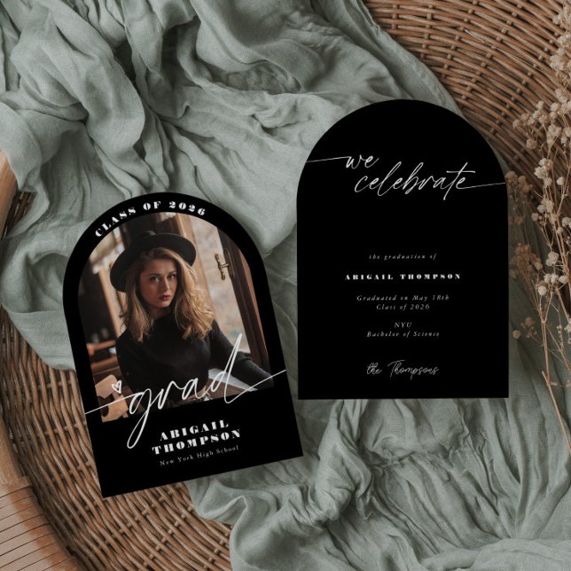 Convite Script de foto de arquivolta preto e branco Gradua (Criador carregado)