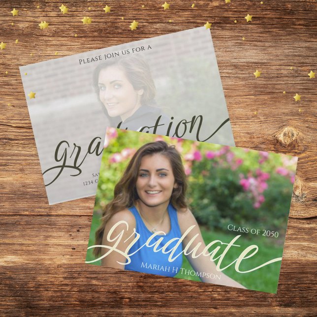 Convite Script de Modelo de Foto Simples Moderno de Gradua (Graduation photo invitation template with stylish calligraphy script.)