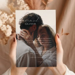 Convite Script Elegante | Casamento Tradicional de Foto Pr<br><div class="desc">Este roteiro elegante | o convite tradicional de casamento para fotos negras é perfeito para o seu casamento clássico, simples, preto e branco, e mínimo moderno de boho. A design apresenta uma caligrafia manuscrita, delicada e romântica com tipografia formal do chique. O olhar vai correr bem em qualquer época de...</div>