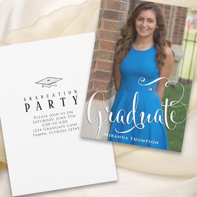 Convite Script Elegante Na moda preto e branco do formando (Graduation announcement invitation with full bleed photo.)