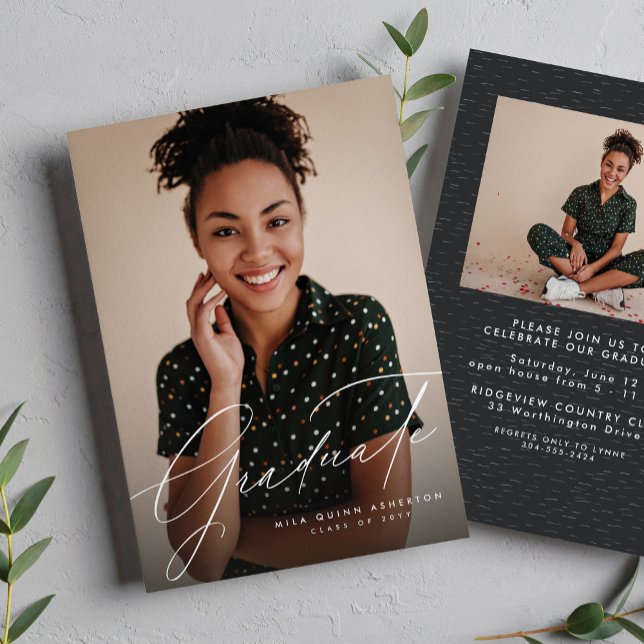 Convite Script elegante simples, duas fotos de graduação (Criador carregado)