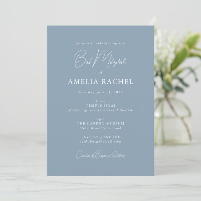 Convite Script Minimalista Dusty Blue Modern Bat Mitzvah (Em pé/Frente)