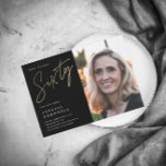 Convite Script minimalista preto e Dourada 60ª foto<br><div class="desc">O moderno minimalista 60º convite de aniversário apresenta o script manuscrito de na moda faux gold foil number, o guião manuscrito 60 e os detalhes do seu partido em serif clássico sobre a cor preta do fundo, simples e elegante, convite para o aniversário do marco de surpresa do excelente para...</div>