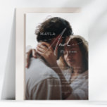 Convite Script Minimalista Whimsical | Casamento de Foto P<br><div class="desc">Este guião minimalista | o convite para casamento de fotos negras é perfeito para o seu casamento clássico, simples, preto e branco, de feiticeiro moderno. A design apresenta uma caligrafia elegante, delicada e romântica escrita à mão com tipografia formal do chique. O olhar vai correr bem em qualquer época de...</div>