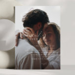 Convite Script Mínimo Elegante | Casamento de Fotografias<br><div class="desc">Este elegante roteiro mínimo | convite de casamento de fotos a preto desbotado é perfeito para o seu casamento clássico, simples, preto e branco, e mínimo moderno de boho. A design apresenta uma caligrafia manuscrita, delicada e romântica com tipografia formal do chique. O olhar vai correr bem em qualquer época...</div>