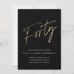 Convite Script mínimo preto e aniversário de 40 anos Doura<br><div class="desc">O aniversário de 40 anos minimalista moderno apresenta o na moda faux gold foil number guião manuscrito Quarty e os detalhes do seu partido em serif clássico sobre a cor preta de fundo, simples e elegante convite de aniversário de um marco para adultos, surpresa para excelentes, para homens e mulheres....</div>