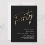 Convite Script mínimo preto e aniversário de 40 anos Doura<br><div class="desc">O aniversário de 40 anos minimalista moderno apresenta o na moda faux gold foil number guião manuscrito Quarty e os detalhes do seu partido em serif clássico sobre a cor preta de fundo, simples e elegante convite de aniversário de um marco para adultos, surpresa para excelentes, para homens e mulheres....</div>