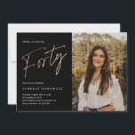 Convite Script mínimo preto e aniversário de 40 anos Doura<br><div class="desc">O aniversário de 40 anos minimalista moderno apresenta o na moda faux gold foil number guião manuscrito Quarty e os detalhes do seu partido em serif clássico sobre a cor preta de fundo, simples e elegante convite de aniversário de um marco para adultos, surpresa para excelentes, para homens e mulheres....</div>