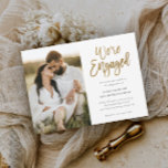 Convite Script moderno somos Festa de noivado de Fotografi<br><div class="desc">Este Convite de Festa de noivado moderno apresenta um roteiro dourado Estamos Envolvidos,  uma fotografia vertical e detalhes de festa de noivado. Clique em editar para personalizar este design.</div>