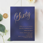 Convite Script ouro azul marinho 60.o aniversário<br><div class="desc">Um convite moderno e na moda para uma 60ª festa de aniversário. Um fundo azul marinho,  incolor,  e a palavra Sessenta escrita com letras elegantes e grandes em dourado falso. Personalize e adicione um nome e detalhes da parte.</div>