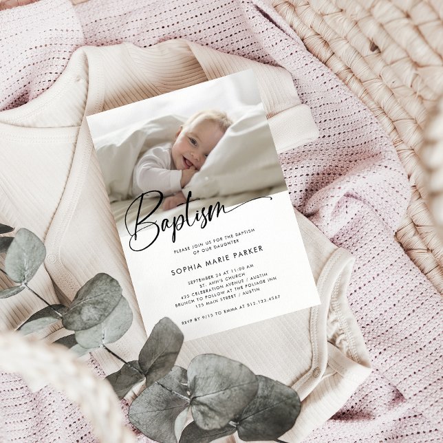 Convite Script Simples Preto e Branco | Batismo fotográfic (A simple and stylish, black and white Baptism invitation with your baby's photo)