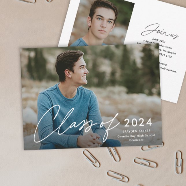 Convite Script Turma de Formandos Foto Formatura  (Simple handwritten script Class of 2024 photo graduation invitation announcements.)