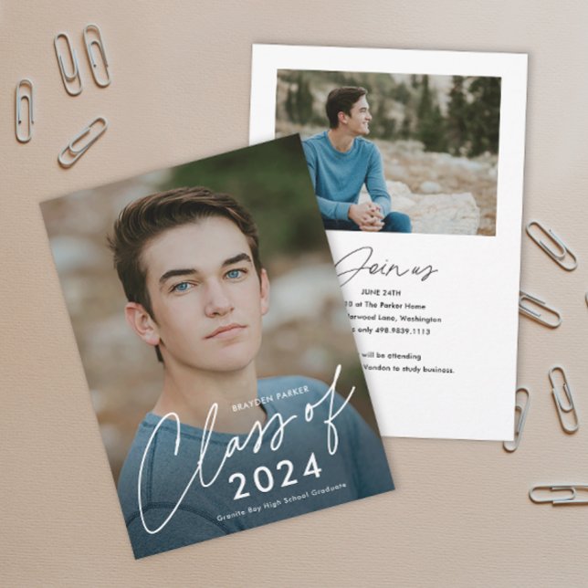 Convite Script Turma de Formandos Foto Graduação  (Simple handwritten script Class of 2024 photo graduation invitation announcements.)
