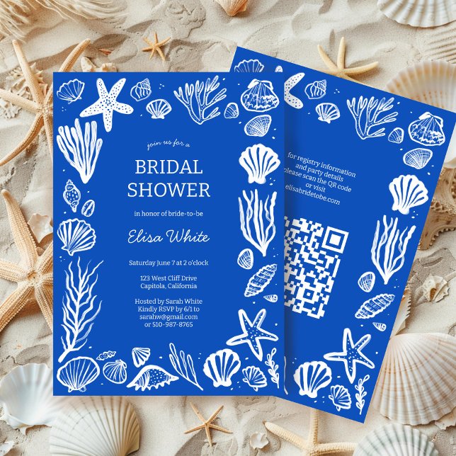 Convite Seashells Frame Chá de panela Blue Beach PERSOM QR (Seashells Frame Bridal Shower Blue White Beach CUSTOM QR Code Chic Elegant Coastal Sea Invitation
)