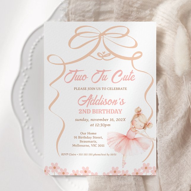 Convite Segundo aniversário Quente Rosa Ballerina Dois Tu (Ballerina Tutu Birthday Invitation Ribbon, Light Hair, Daisies, Two Tu Cute 2nd Birthday Invitation)