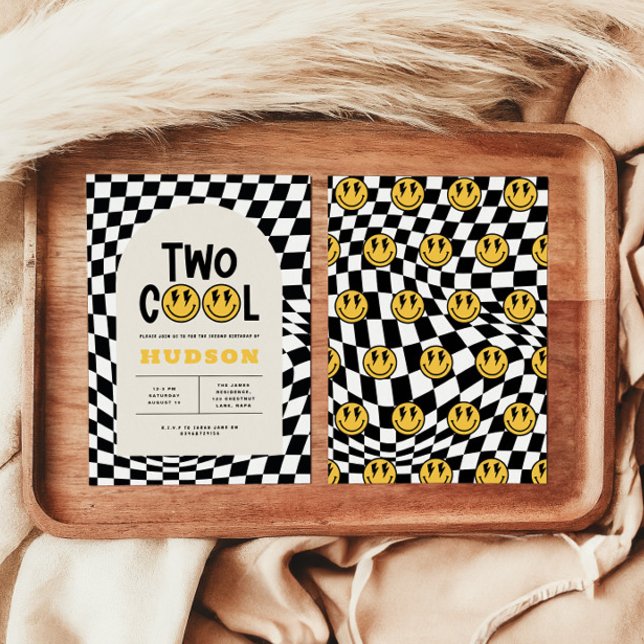 Convite segundo aniversário sorriso rosto retrógrado branc (Criador carregado)