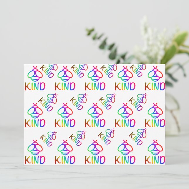 Convite Seja gentil, design de abelha colorida (Em pé/Frente)