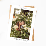 Convite Seja Minha Menina Flor Fotografia Proposta Caligra<br><div class="desc">Peça a seu amigo ou membro da sua família para fazer parte da sua festa noiva com um cartão com fotos memorável e ponderado com o convite para Caligrafia de Proposta de Foto de Seja Minha Flor. Orientação vertical.</div>
