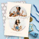 Convite Semicírculos Minimalistas Foto de Amor e Chanucá L<br><div class="desc">Este cartão de feriado único e na moda apresenta duas das suas fotos favoritas em um modelo de semicírculo duplo, superior e inferior, acentuado com linhas minimalistas curvas e um guião moderno de escrita manual, com a saudação, o "amor e a luz" colocados no centro do cartão. O nome da...</div>