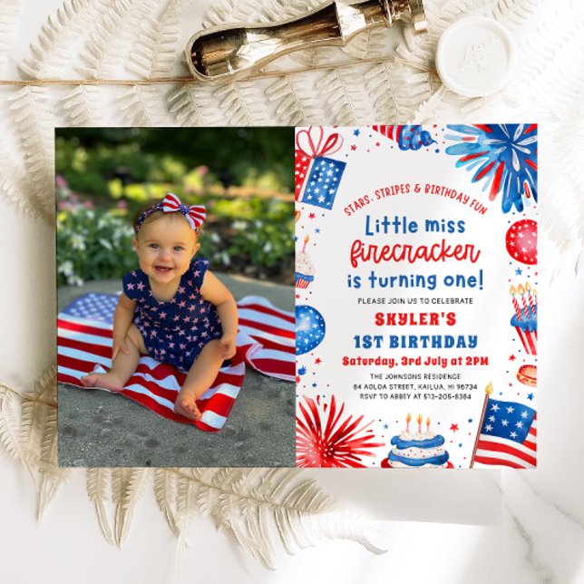 Convite Senhorita Firecracker 4 de julho primeiro aniversa (Watercolor Little Miss Firecracker Fireworks Patriotic Girl 4th of July 1st Birthday Invitation)