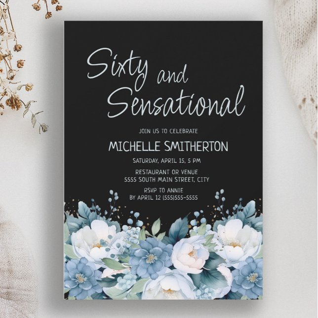 Convite Sessenta - Azul, cor-de-rosa, cor branca, com sens (Dusty blue and white floral on black "Sixty and Sensational" 60th birthday party invitation)