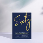 Convite Sessenta | Dourada moderna e azul 60.a Festa de an<br><div class="desc">Celebre seu dia especial com este simples na moda 60º convite de aniversário. Este design apresenta um script de pincel "Sessenta" com um layout limpo na combinação de cores azul e ouro do marinho. Há mais designs e suprimentos de festas disponíveis no meu compro,  BaraBomDesign.</div>