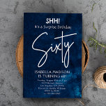 Convite Sessenta | Marinho Blue 60th Birthday Surprise Par<br><div class="desc">Sessenta | Marinho Blue 60th Birthday Surprise Convite de festas apresenta um pano de fundo de cor azul-d-água profunda,  adornada com elementos textuais brancos sofisticados que transmitem a mensagem "SHH! é um aniversário surpresa Sessenta." Personalize este convite incorporando seus detalhes e informações exclusivos sobre o participante.</div>