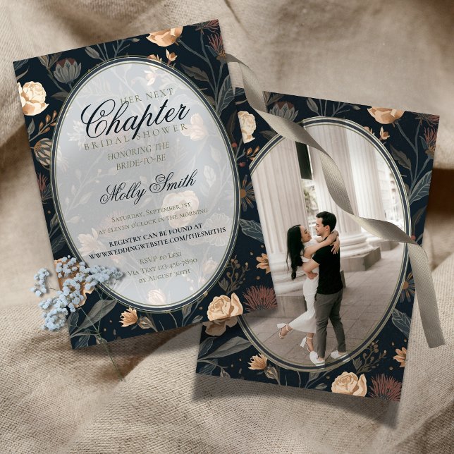 Convite Seu Próximo Capítulo Chuveiro de Noiva Floral Escu (Her Next Chapter Dark Floral Bridal Shower Invitation)