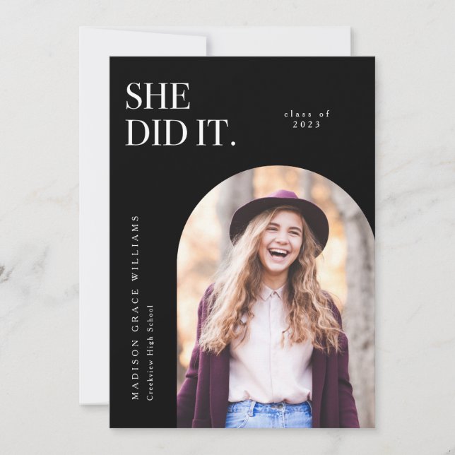 Convite She Did It Black Arch Graduation Announcement (Frente)