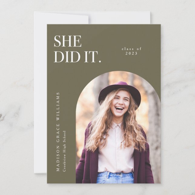 Convite She Did It Olive Arch Graduation Announcement (Frente)