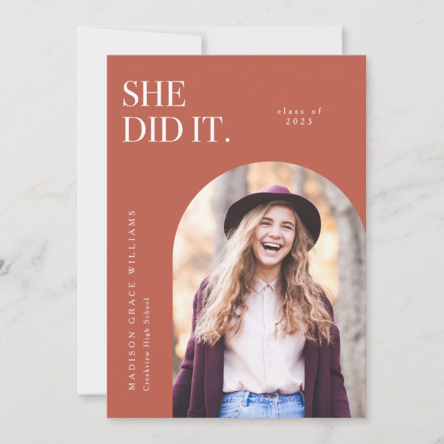 Convite She Did It Orange Arch Graduation Announcement (Frente)