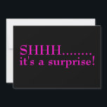 Convite Shhhh Surprise Sétima Festa de aniversário<br><div class="desc">É um convite de aniversário surpresa em preto e rosa quente. Sétima comemoração da festa de aniversário,  nossa modelo está pronta para você. Celebrar setenta!</div>