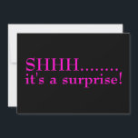 Convite Shhhh Surprise Sétima Festa de aniversário<br><div class="desc">É um convite de aniversário surpresa em preto e rosa quente. Sétima comemoração da festa de aniversário,  nossa modelo está pronta para você. Celebrar setenta!</div>