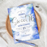 Convite Silver Blue Watercolor Sweet 16 Birthday Modern<br><div class="desc">"Feliz Doce 16". Envie este convite de festas maravilhoso, simples, festivo, moderno, personalizado para um evento a se lembrar. Espetáculo de tipografia de folha de alumínio prateado cintilante sobre um fundo azul real de cor d'água. Personalize o texto personalizado com o nome da sua filha e com outros detalhes da...</div>