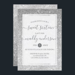 Convite Silver Faux Glitter Elegante Sweet 16 Aniversário<br><div class="desc">Silver Faux Glitter Elegante Sweet 16 Aniversário. Um convite para a Festa de aniversário Sweet 16 elegante moderno. Este design apresenta brilho de massa prateada com um elegante quadro branco e prateado. Se você tem uma princesa adolescente que ama vidro,  então isso é perfeito para ela!</div>