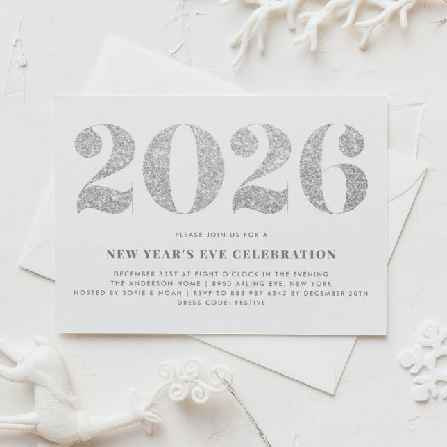 Convite Silver Glitter 2024 Partido da Véspera do Ano Novo (Customizable 2026 New Year's Eve party invitation featuring faux silver glitter.)