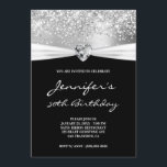 Convite Silver Glitter Foil Gem Heart 50th Birthday<br><div class="desc">Convide as meninas para a sua comemoração de 50 anos. No topo está uma banda de folha de cinza de prata brilhante com uma fina brilha de silva brilhante emparelhada com uma fita decorativa de cetim branco com um centro de gemstone de diamante cardíaco roxo. O convite de aniversário personalizável...</div>