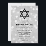Convite Silver Sparkle Bokeh Bat Mitzvah e Estrela de Davi<br><div class="desc">Estes deslumbrantes convites do Bat Mitzvah apresentam a tendência e elegante aparência de prata. (Observe que o design é impresso e não contém nenhum brilho físico real ou faísca, mas se você escolher o papel do shimmer pérola ele será adicionado à aparência.) O texto moderno e a estrela de David...</div>