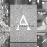 Convite Silver Sparkle Glitter Doce Dezesseis Aniversário<br><div class="desc">Silver Sparkle Glitter Doce Dezesseis Monogramas Nome e Convite de aniversário Inicial. Este convite é perfeito para a Festa de aniversário Silver Sparkle Glitter Sweet 16 que está a tentar celebrar em Silver.</div>