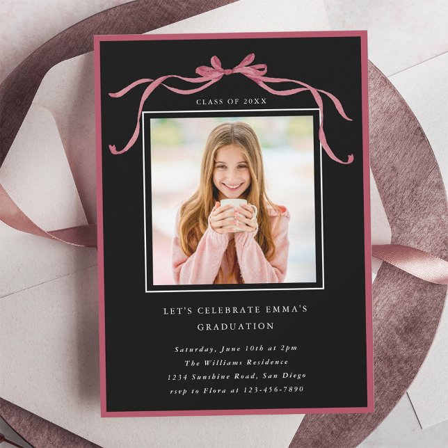 Convite Simple Deep Blush Bow Graduation Party Photo Black (Criador carregado)