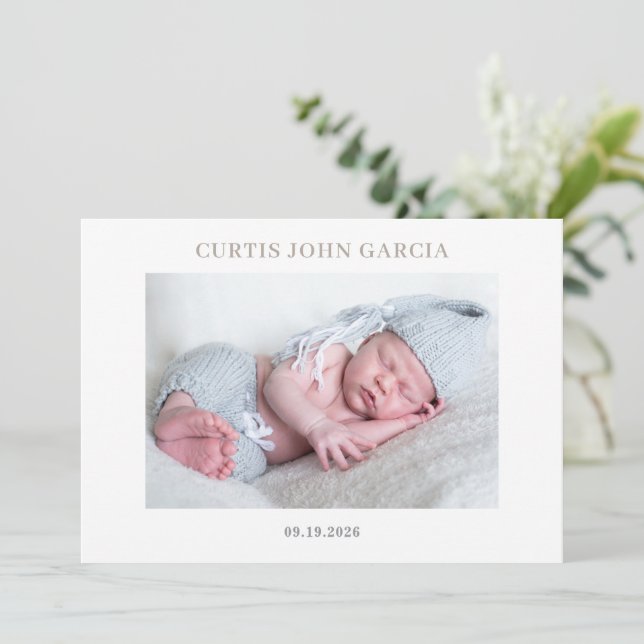 Convite Simple Minimal Taupe Photo Baby Announcement Card (Em pé/Frente)