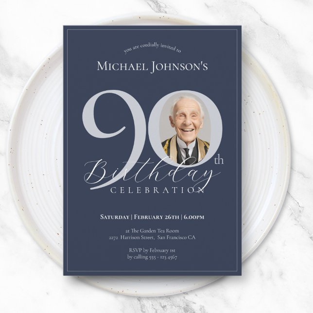 Convite Simples Aniversário de 90 anos Azul Marinho Prata  (Simple Classy Navy Blue Silver Photo 90th Birthday Invitation)