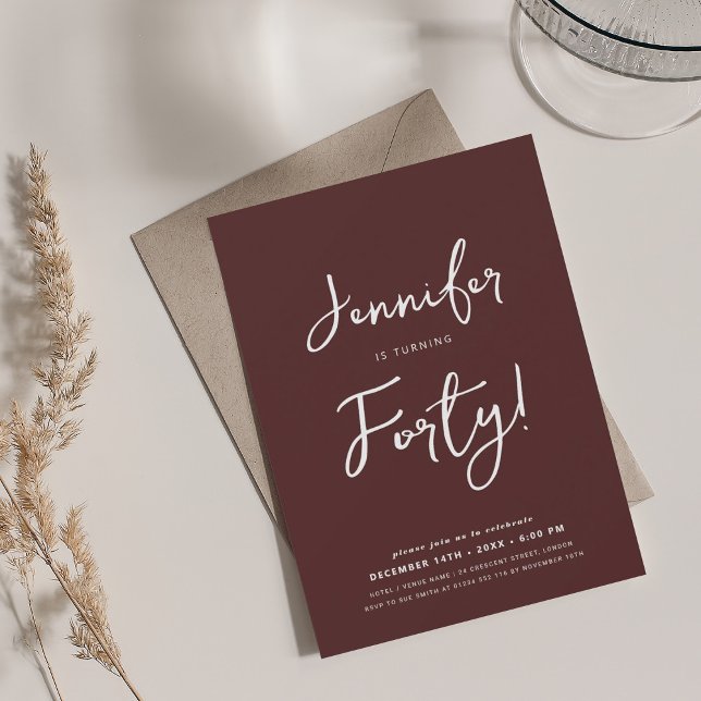 Convite Simples Burgundy de Script de aniversário de 40 an (Simple Modern 40th Birthday Script Burgundy Invitation)