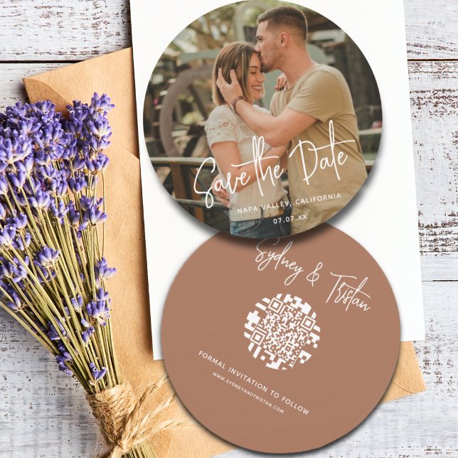 Convite Simples Moderno Salve o Casamento de Sobreposição  (Modern Simple Round Photo Save the Date QR Code Terracotta Wedding Invitation.)