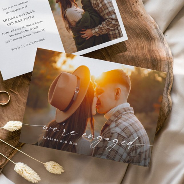 Convite Simples Roteiro 2 Foto Noivado Casamento (Elegant Handwritten Script 2 Photo Engagement Photo Announcement Invitation.)