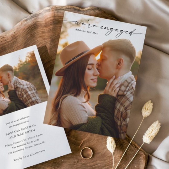 Convite Simples Roteiro 2 Foto Noivado Casamento (Elegant Handwritten Script 2 Photo Engagement Photo Announcement Invitation.)
