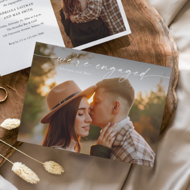Convite Simples Script 2 Foto de Noivado de Casamento (Elegant Handwritten Script 2 Photo Engagement Photo Announcement Invitation.)