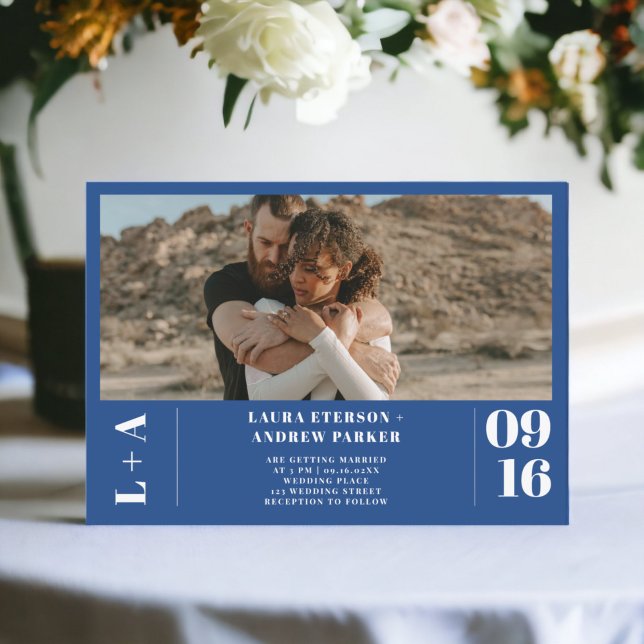Convite Sinais minimalistas azuis quic 1 casamento fotográ (Chic blue minimalist initials 1 photo wedding invitation)