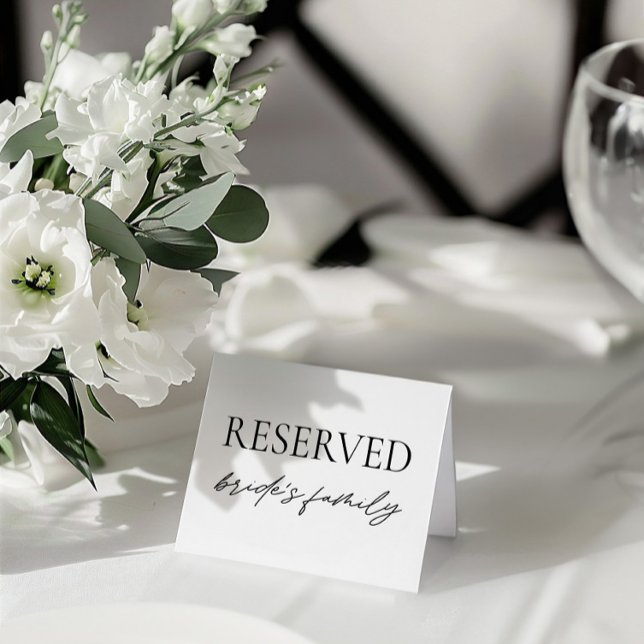 Convite Sinal de Mesa Reservada de Casamento Branco Modern (Modern White Wedding Reserved Table Tent Sign)