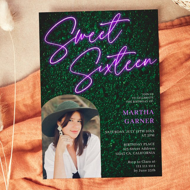 Convite Sinal de Neon púrpura arco de foto verde Sweet 16 (Criador carregado)